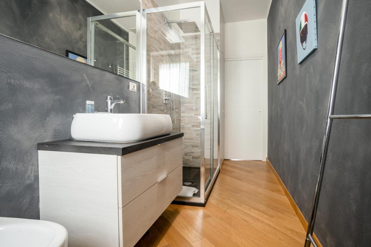Elegante Bilocale In Zona Tortona Apartment Milan Bagian luar foto