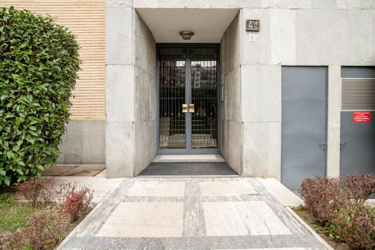 Elegante Bilocale In Zona Tortona Apartment Milan Bagian luar foto